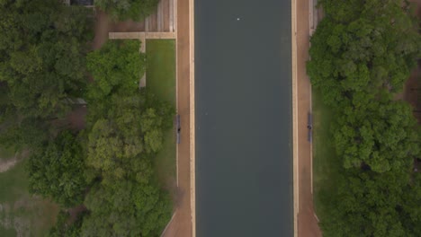 Birds-eye-view-of-reflective-pond-in-Hermann-Park-in-Houston,-Texas