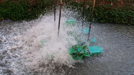 Sich-Drehende-Grüne-Turbinen,-Die-Den-Teich-A-In-Der-Fischbrutanstalt-Belüften