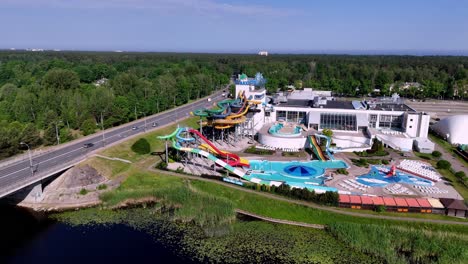 nuevo parque de atracciones con un río en el fondo