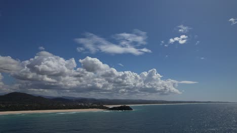 Vista-Panorámica-De-Norries-Headland-En-Cabarita-En-Nueva-Gales-Del-Sur,-Australia---Toma-Aérea