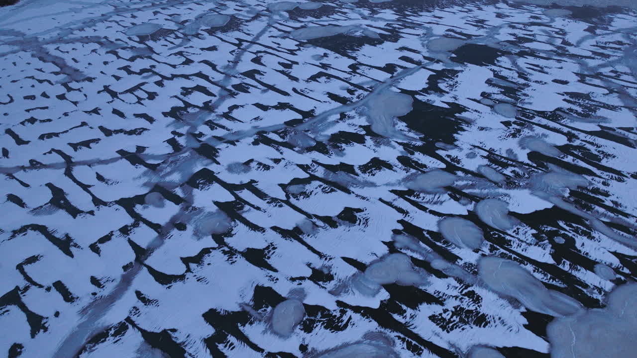 미시간 호수의 얼어붙은 물을 가로지르는 드론의 오버헤드 뷰
