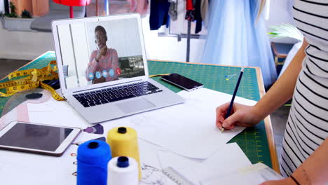 diseñadora que tiene una videoconferencia