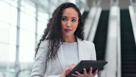 pensamiento, tableta y mujer de negocios en la oficina
