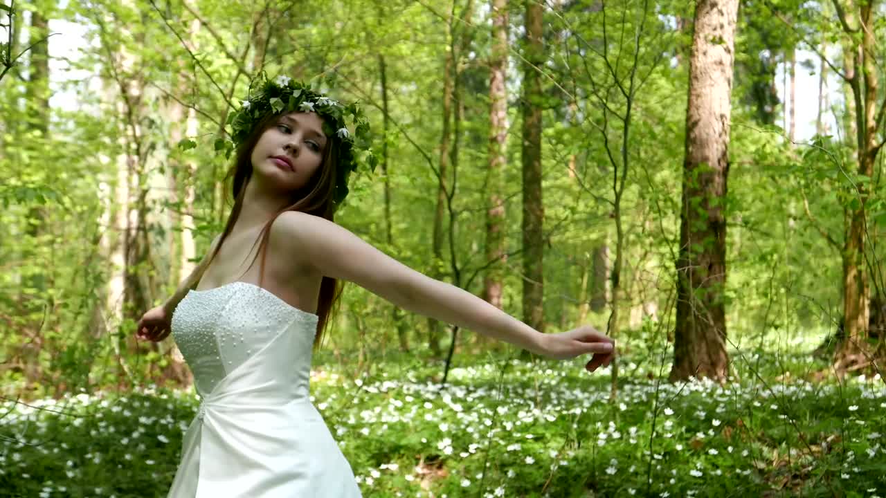 봄 숲에서 하 웨딩 드레스를 입은 아름다운 여자.