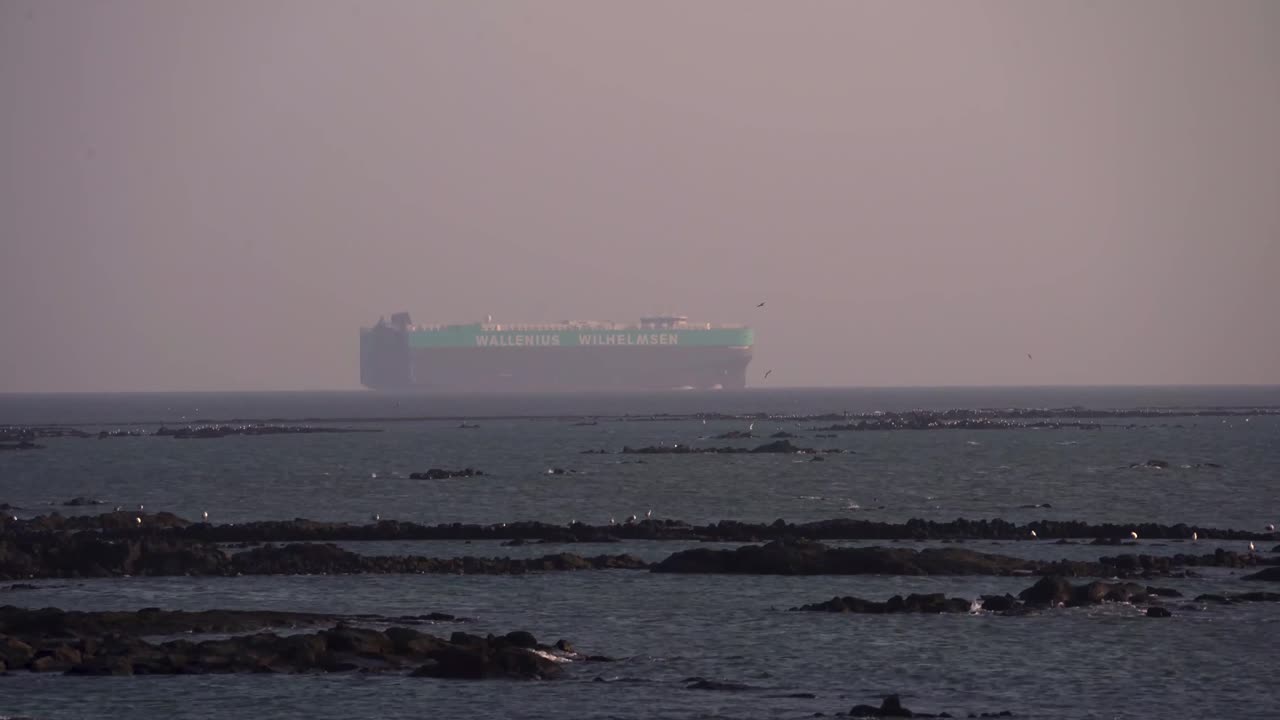 배가 바다에서 움직이고 있습니다.