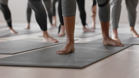 Yoga-Kurs-Eine-Gruppe-Schöner-Frauen-übt-Kriegerpose-Und-Genießt-Einen-Gesunden-Lebensstil-Beim-Training-Im-Fitnessstudio