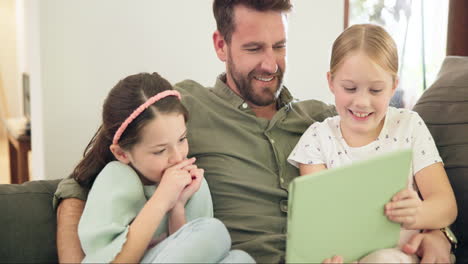 Padre,-Hijos-Y-Familia-Con-Tableta-En-Casa