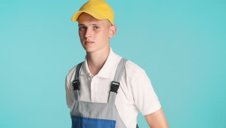 un constructor rubio con una gorra amarilla posando