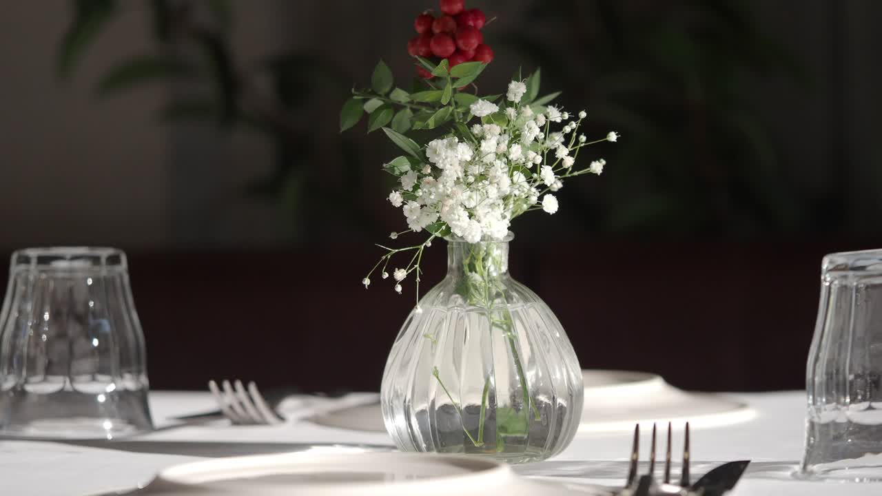 elegante decoración de mesa con arreglo floral