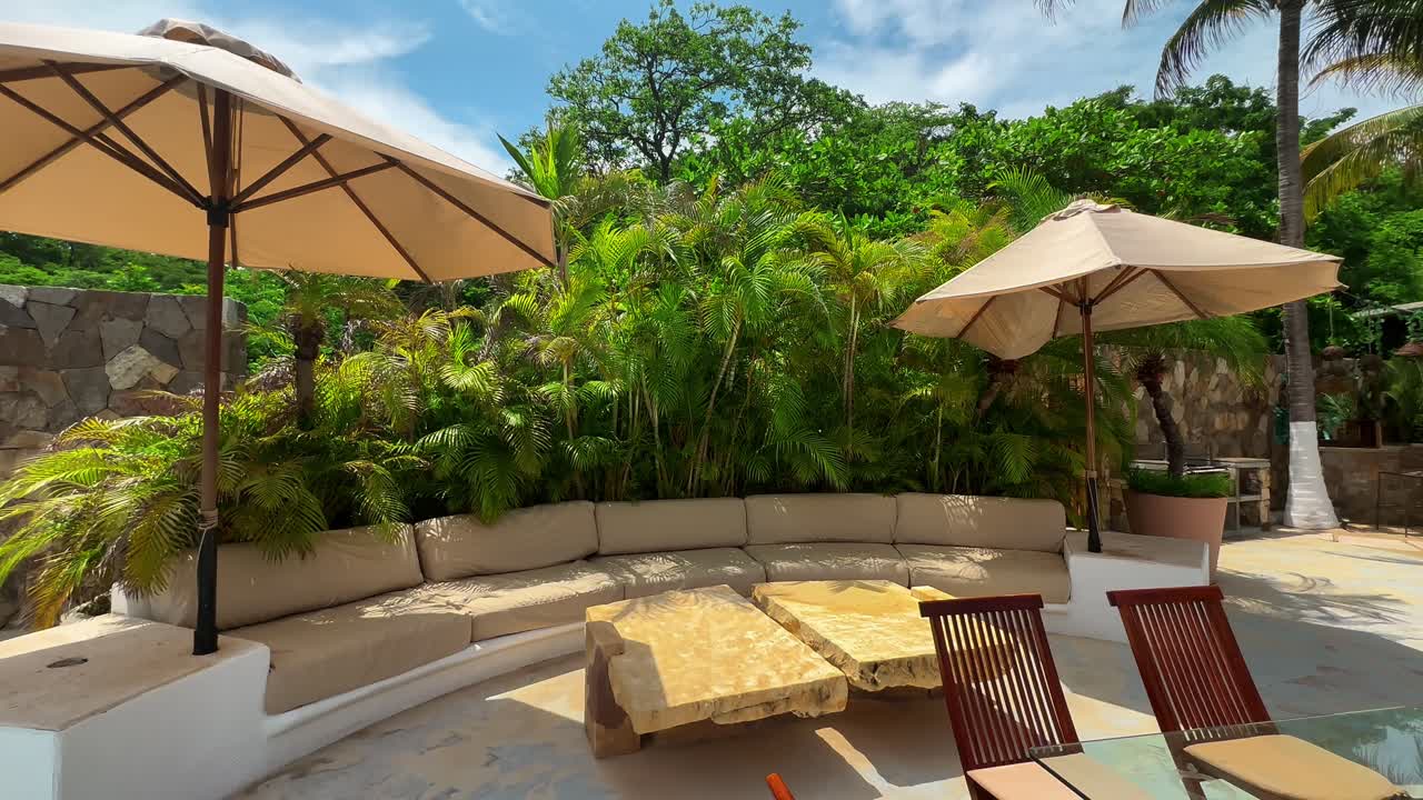 Udendørs terrasse med havemøbler i et ferieresort