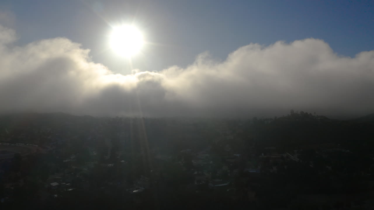 vista aérea de niebla baja sobre montañas en san diego durante el amanecer