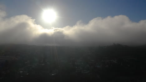 vista aérea de niebla baja sobre montañas en san diego durante el amanecer