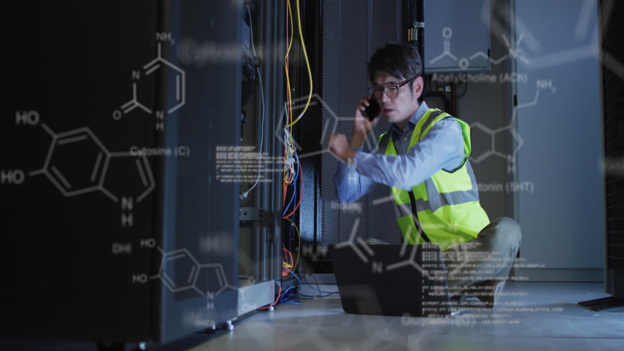 animación del procesamiento de datos médicos sobre un ingeniero asiático hablando en un teléfono inteligente en la sala del servidor