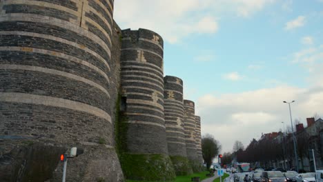 Exterior-Del-Castillo-De-Los-Enojos,-Ciudad-De-Los-Enojos,-Maine-et-loire,-Francia---Tiro-De-ángulo-Bajo