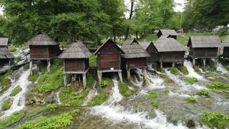 Tobogán-Aéreo-Molinos-De-Agua-Jajce-En-Bosnia-Y-Herzegovina,-Arquitectura-Medieval