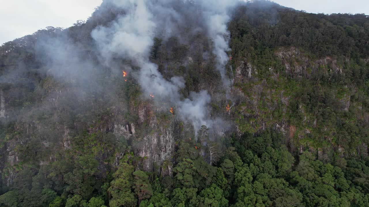incendio en un desfiladero en queensland, australia