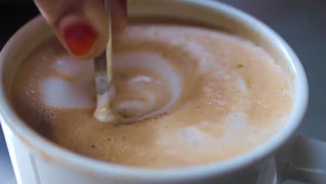 añadir azúcar a un latte