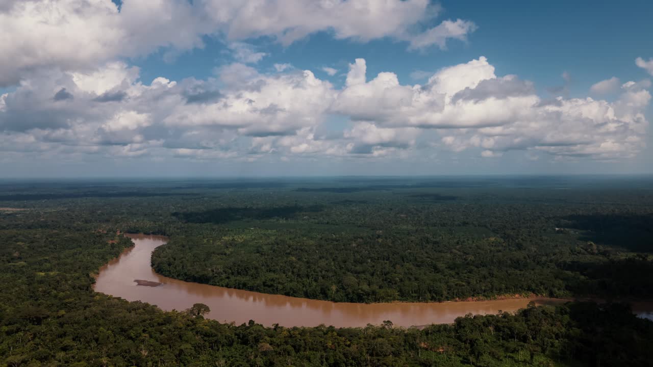 vista panorámica del río amazonas y la selva tropical en un día soleado