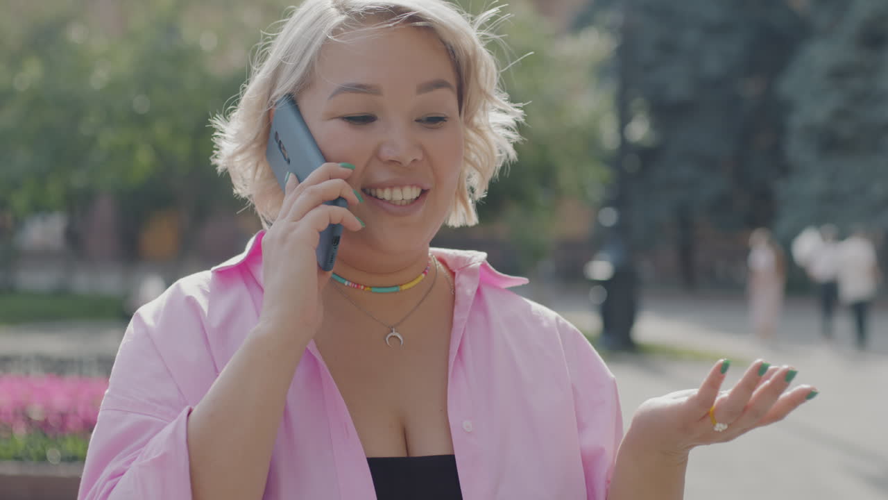 mujer hablando por teléfono al aire libre
