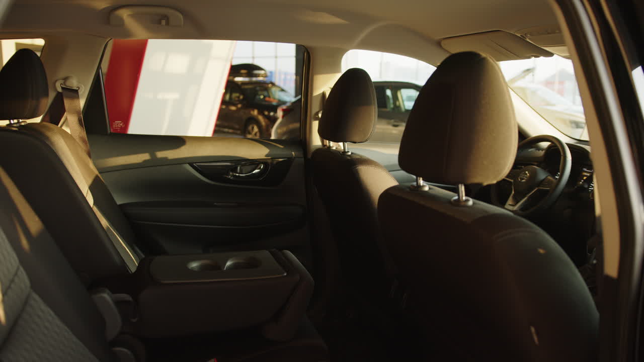 interior del automóvil, asientos traseros, exhibición en la sala de exposiciones