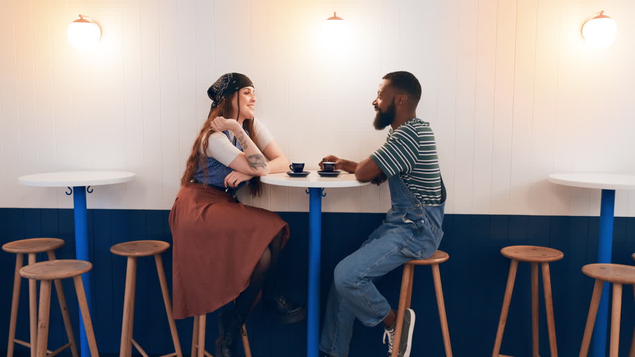 pareja, restaurante y cita en la noche