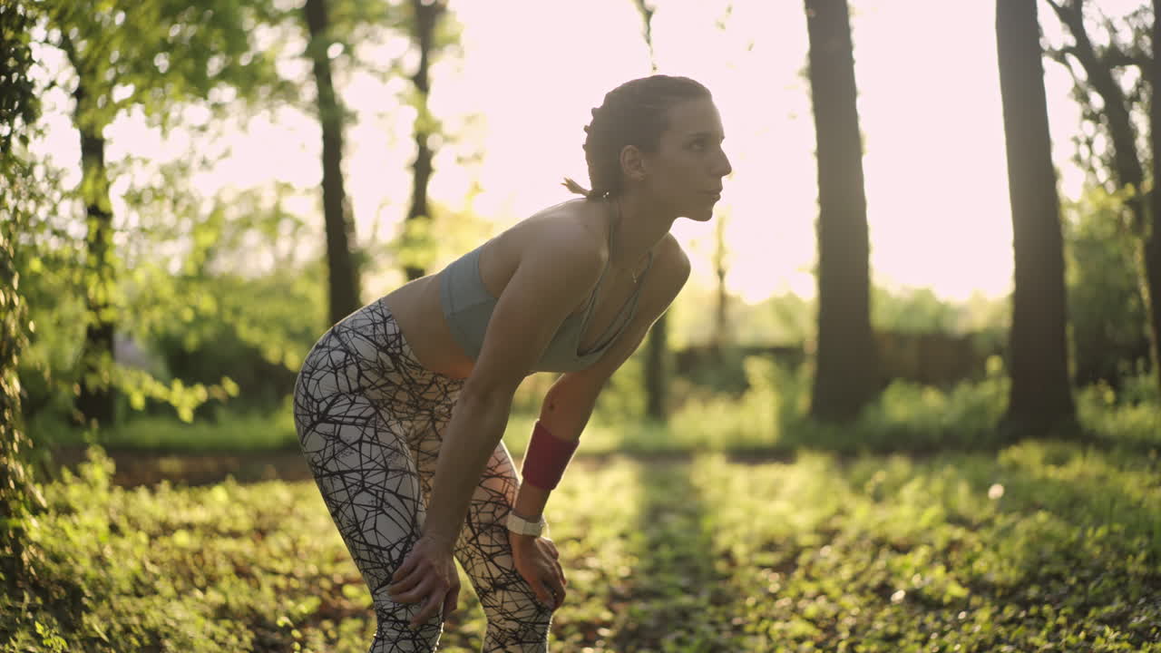 mujer haciendo ejercicio en un bosque