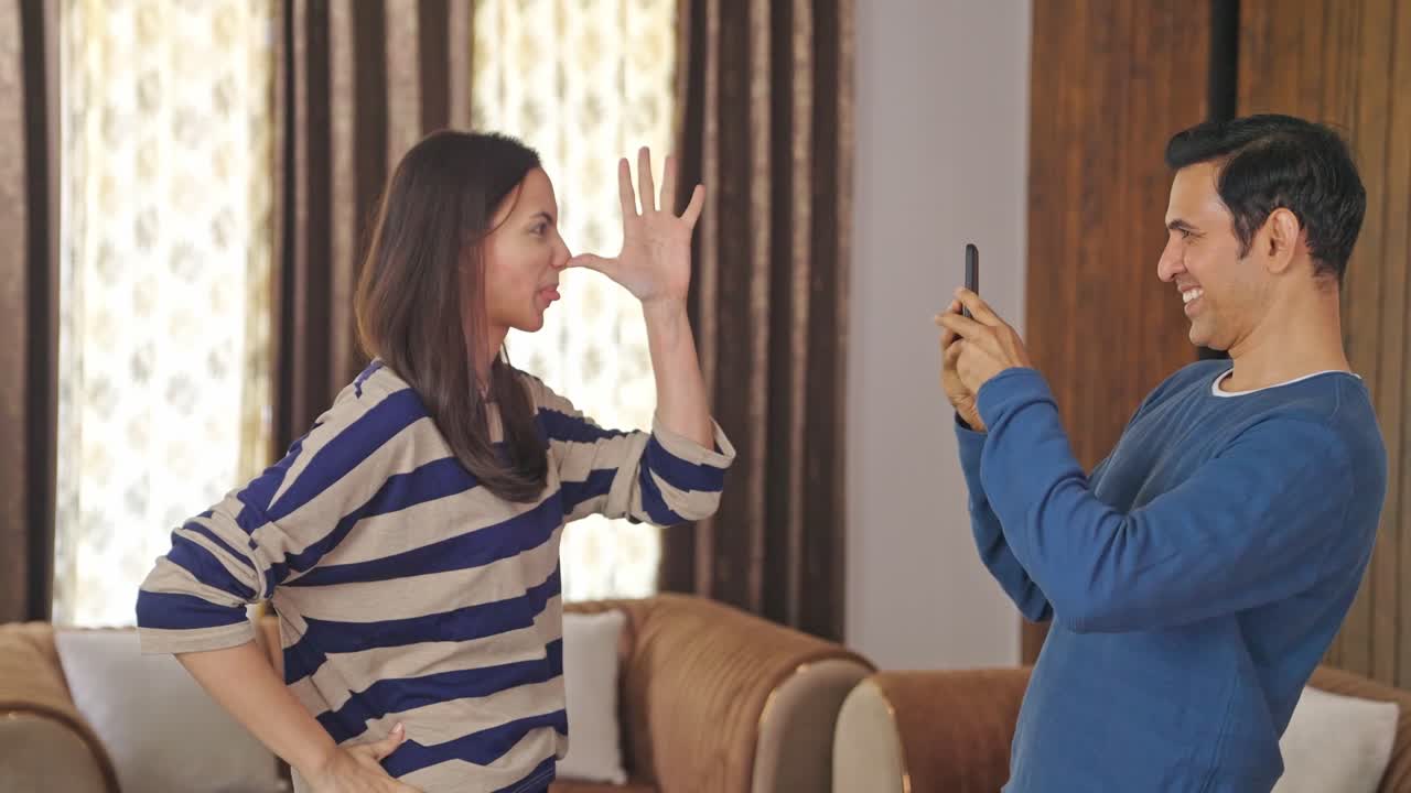 행복한 인도인 남편이 아내의 좋은 사진을 클릭합니다.