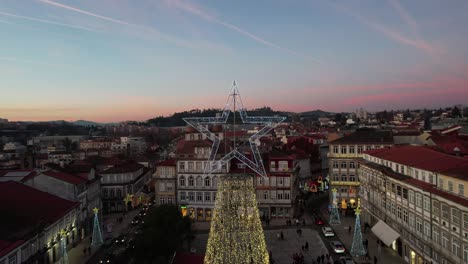 árbol-De-Navidad,-Vista-Aérea-De-La-Ciudad