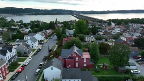 pequeña ciudad de estados unidos con casas y campanario de la iglesia