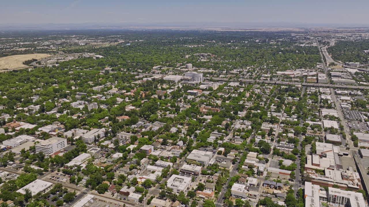 ciudad de sacramento california aérea v13 vista panorámica de pájaro drone sobrevuelo y alrededor del centro y los barrios del centro capturando el paisaje urbano durante el día - filmado con mavic 3 cine - junio de 2022