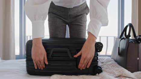 Schöne-Geschäftsfrau-Packt-Koffer-Im-Hotelzimmer-Und-Bereitet-Sich-Auf-Den-Roadtrip-Vor,-Bereitet-Gepäck-Vor-Und-Macht-Reisepläne