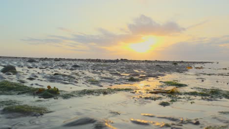 Agua-Corriente-Atrapando-La-Luz-En-ángulo-Bajo-En-Cámara-Lenta-Durante-La-Puesta-De-Sol-En-Fleetwood,-Lancashire,-Reino-Unido