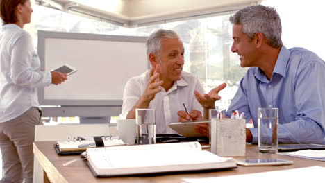 Gelegenheitsunternehmer-Hält-Eine-Rede-Während-Eines-Meetings