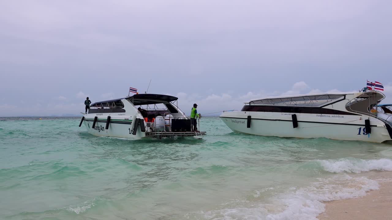 열대 섬에서 페리로 승객을 탑승/하하