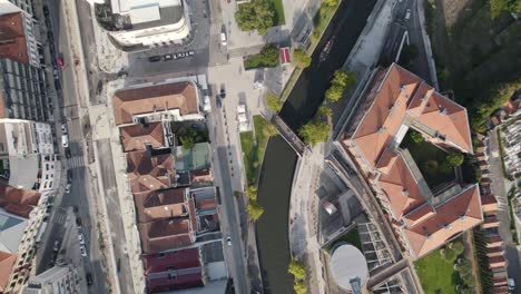 Directly-above-view-of-Ria-de-Aveiro-canals-and-downtown-cityscape,-Portugal