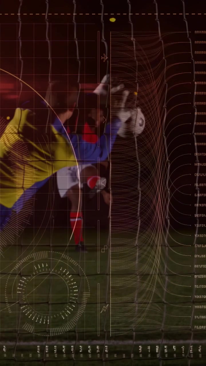 Video verticale: Attaccante in rosso che si avvicina al pallone e tira in porta, con il portiere che si tuffa e una griglia HUD sportiva che traccia.