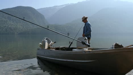 dos pescadores preparándose para pescar en el río 4k