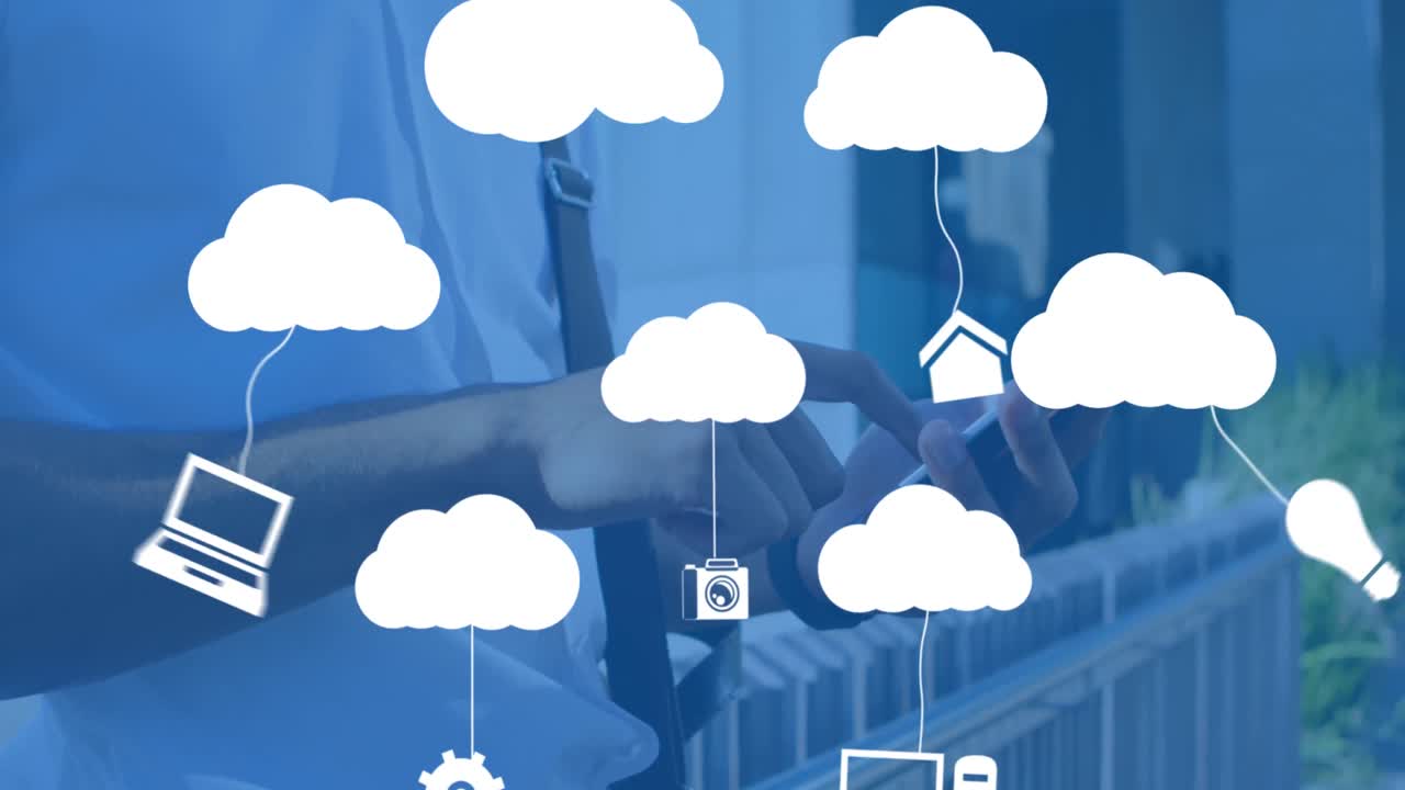 animación de nubes con dispositivos electrónicos sobre el hombre caucásico usando un teléfono inteligente