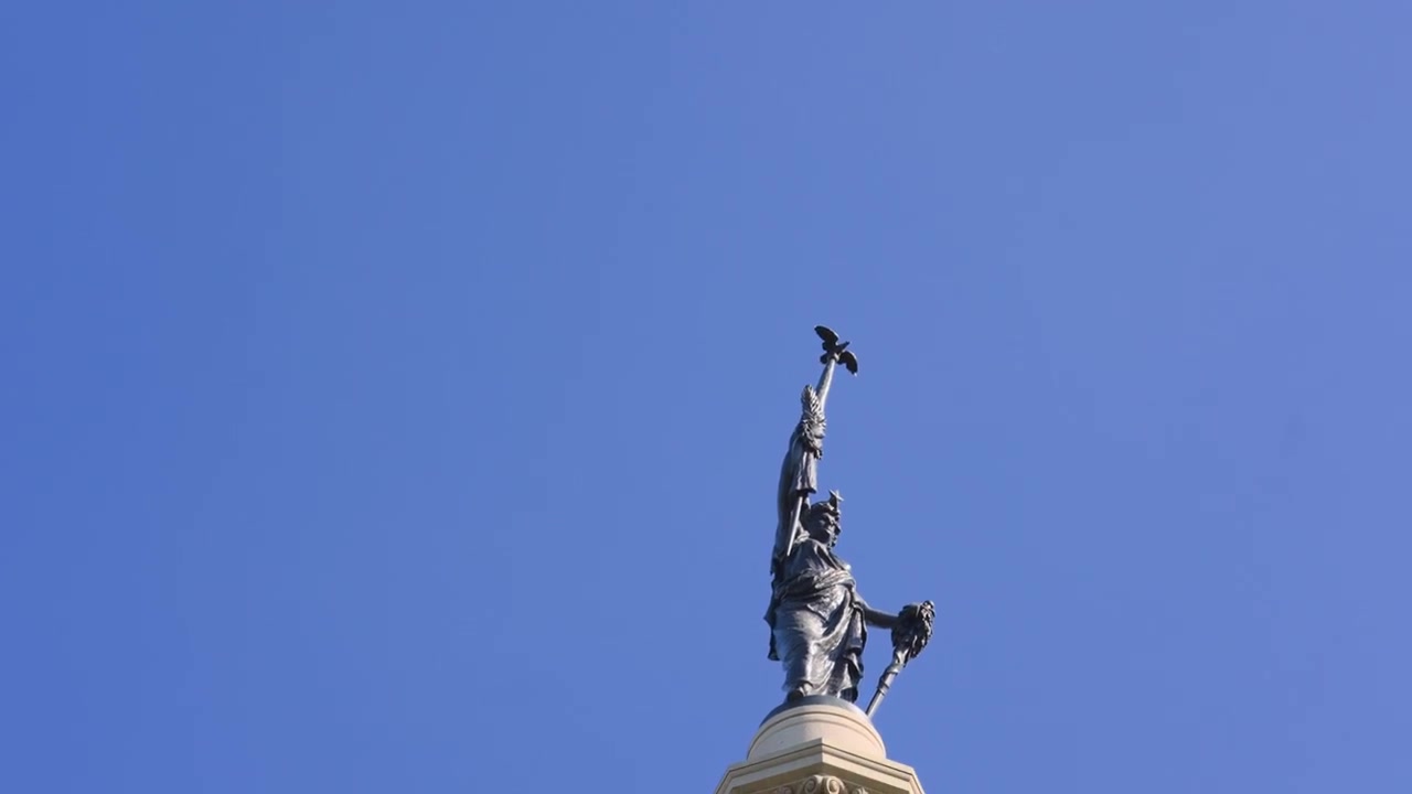 Vista da telecamera a mano con un'angolazione bassa di una statua imponente