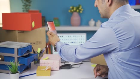 Man-selling-products-in-online-store.-Counting-money.