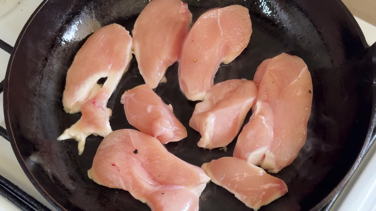 pollo cocinado en una sartén