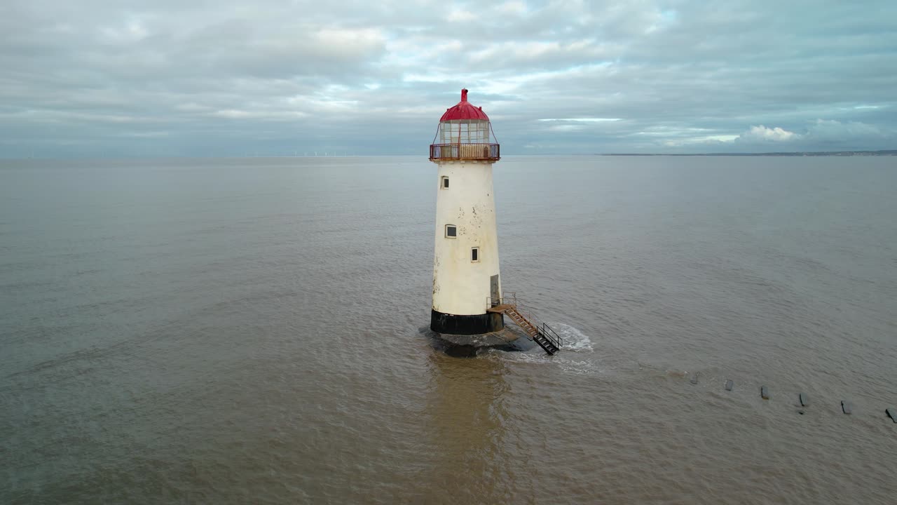 punto del faro de ayr durante la marea alta en la playa de talacre en flintshire, gales, reino unido