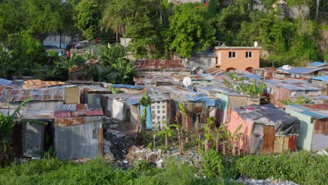 Luftaufnahme-Rückwärts-über-Heruntergekommenen-Hütten-In-Der-Nähe-Des-Flusses-Ozama,-Santo-Domingo