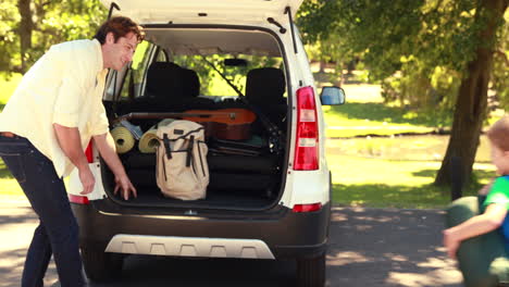 familia feliz preparándose para un viaje por carretera