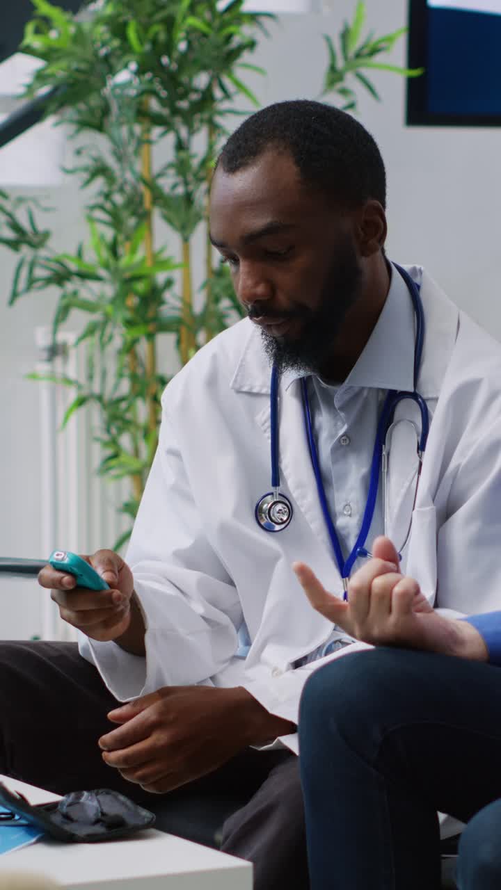 Vertical video: Doctor doing insulin level measurement