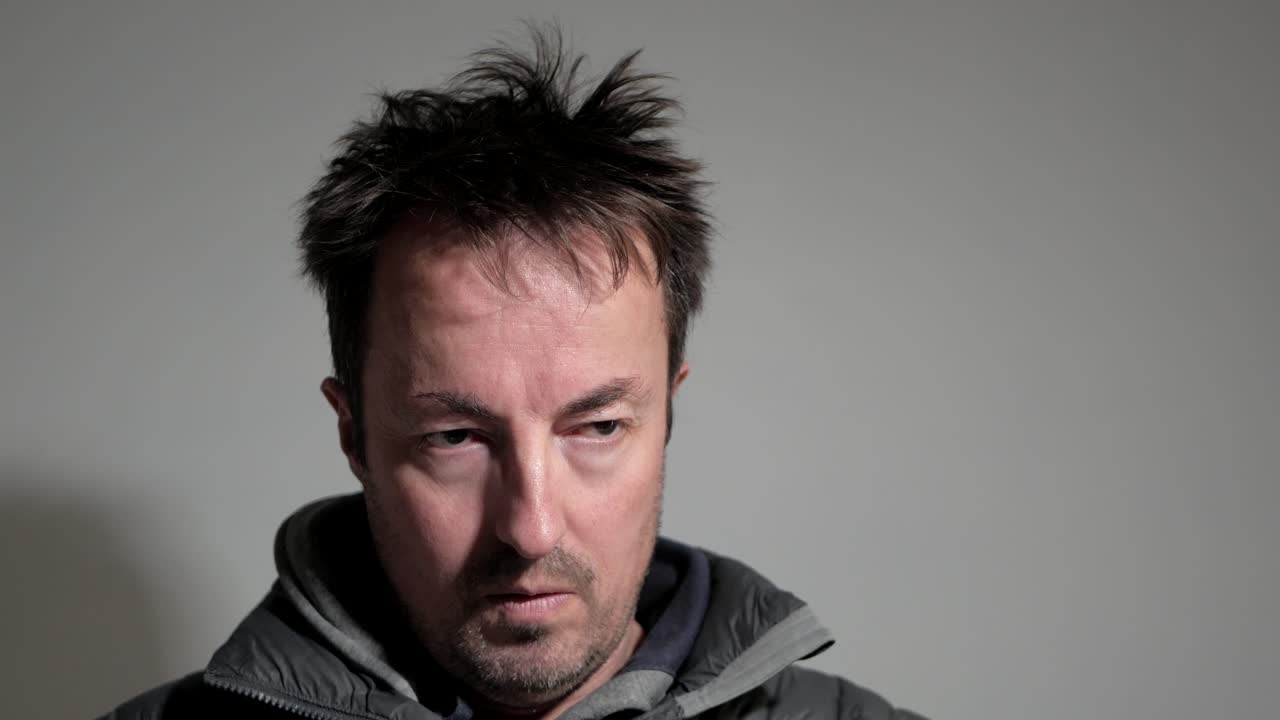 백인 남자는 영감을 주지 않는 소셜 미디어 게시물을 읽고 작성된 댓글에 반응합니다.