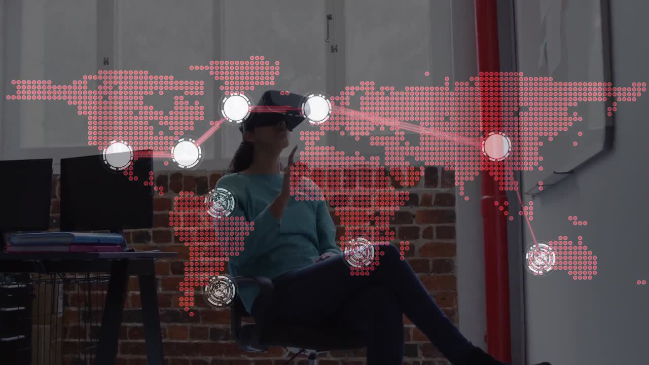 animación del mapa del mundo y puntos sobre mujer de negocios biracial usando auriculares vr