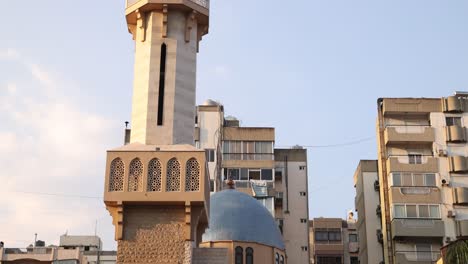 panning up shot su un moderno minareto nella città di tripoli, nel nord del libano