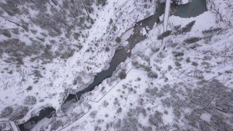 Brücken-überqueren-Die-Dramatische-Marmorschlucht-In-Den-Kanadischen-Rocky-Mountains