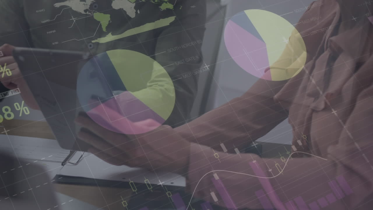 animación del procesamiento de datos contra hombres y mujeres diversos discutiendo sobre una tableta en la oficina